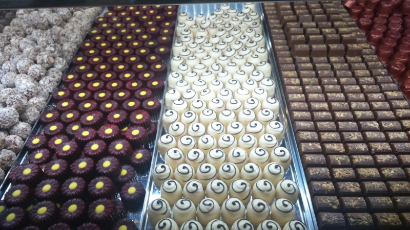 vitrine-LA ROCHETTE-min_chocolates_milk_chocolate_white_chocolate_truffles_candy_food_treat_cacao-1213769