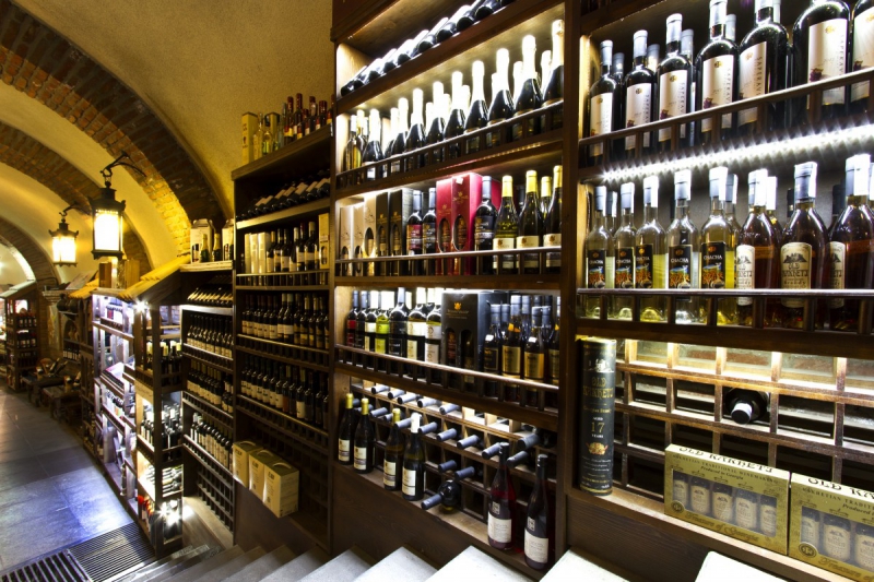 vitrine-LA ROCHETTE-min_world_street_travel_shop_canon_georgia_wine_bottles-429767